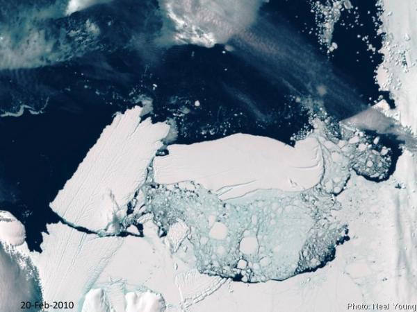 Iceberg B9B collides with Mertz Glacier Tongue